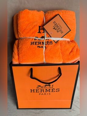 🍁🍁SALE‼️BNWT FASHION HOME DECOR TOWELS SET W/ GIFT BAG🧡